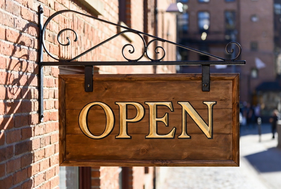 How Hanging Signs Drive Foot Traffic: A Manufacturing Expert's Guide To Maximizing Storefront Visibility